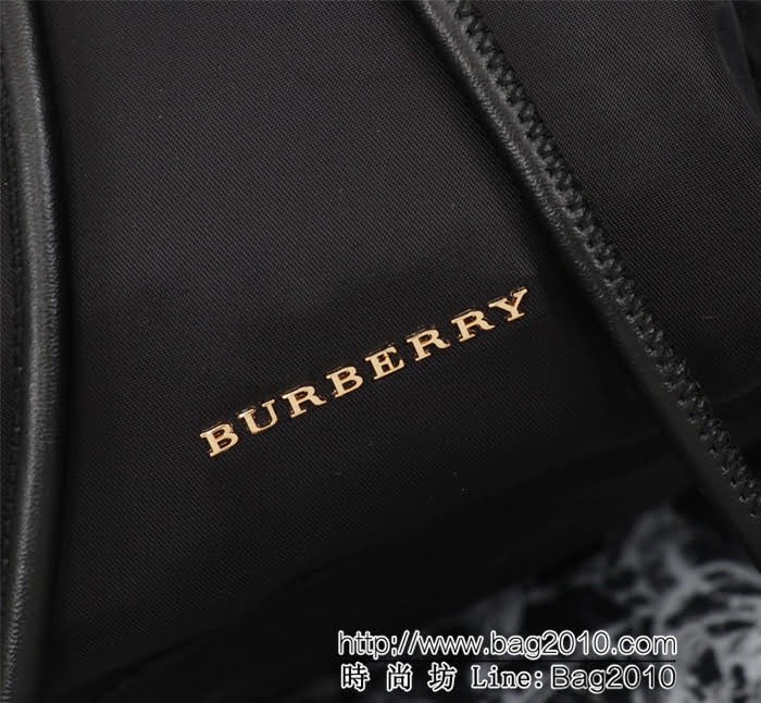 BURBERRY巴寶莉 新款背包 斜背式軍旅背包 品牌典藏的軍風包款 正面飾有Burberry立體字母徽標 9721s  Bhq1085